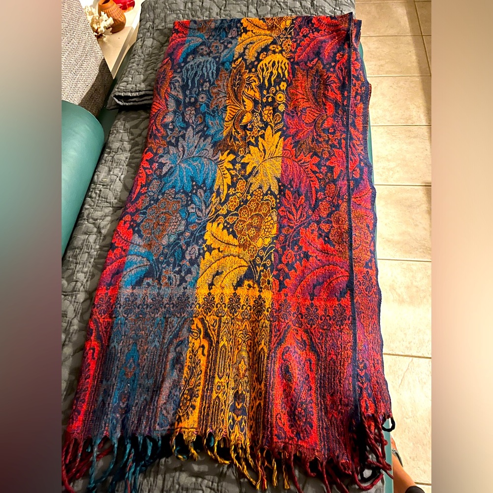 3‘ x 7’ scarf/shawl. Beautiful woven wool. Soft to the touch. Excellent!!!!